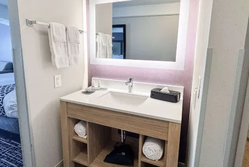 La Quinta Inn & Suites by Wyndham Cincinnati Airpt Florence Rooms Photos