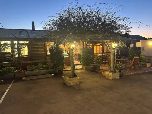 Banjo Paterson Motor Inn Exterior Photos