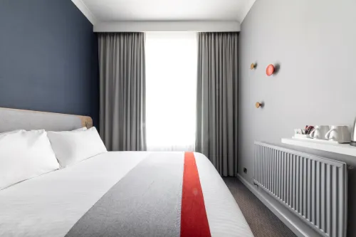Holiday Inn Express London - Victoria Photos