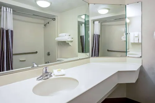 La Quinta Inn & Suites by Wyndham Tucson Airport Rooms Photos