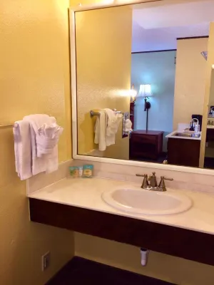 Western Holiday Lodge Rum Photos