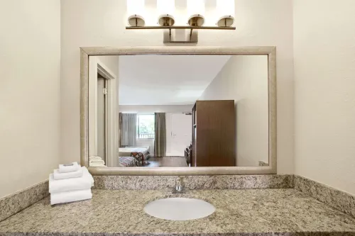 Super 8 by Wyndham Orlando International Drive Huoneet Photos