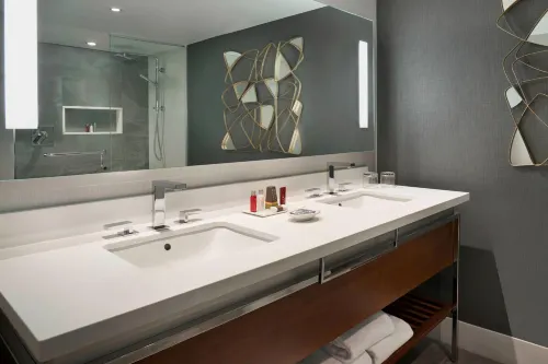 Toronto Marriott City Centre Hotel Rooms Photos