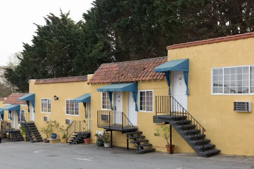 Alpine Inn and Suites Exterior Photos