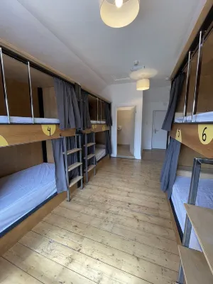 Leevin Hostel George Photos