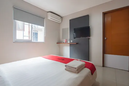 RedDoorz Plus @ Dago Pojok 3 Kamar Photos