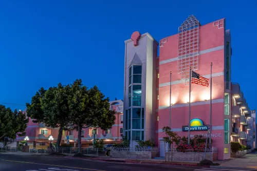 Days Inn by Wyndham Santa Monica Exterior Photos