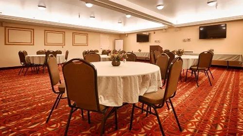 Best Western Plus Silver Saddle Inn Restauration Photos