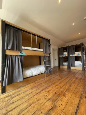 Leevin Hostel George Zimmer Photos