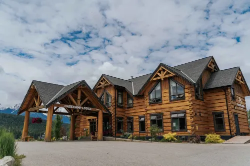 Basecamp Lodge Golden Exterior Photos