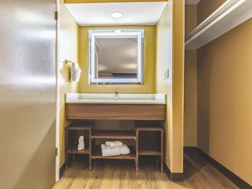 La Quinta Inn & Suites by Wyndham San Francisco Airport West Rooms Photos