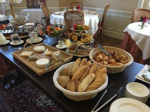 Le Manoir Saint Thomas Dining Photos