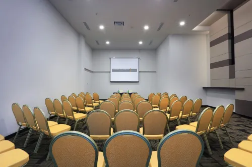 Harper Palembang Fasilitas Bisnis Photos