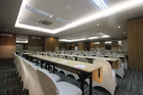 Hotel @HOM Semarang by Horison Fasilitas Bisnis Photos