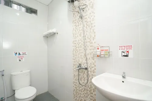 OYO 614 Graha 8 Syariah Kamar Photos