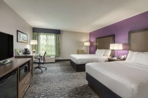 La Quinta Inn & Suites by Wyndham Visalia/Sequoia Gateway Photos