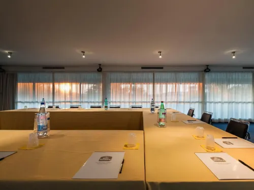 Hotel HR Business Facilities Photos