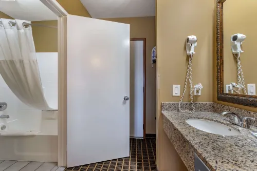 Quality Inn & Suites Westminster Seal Beach Rooms Photos