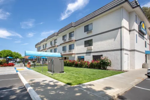 Days Inn by Wyndham Woodland Esterni Photos