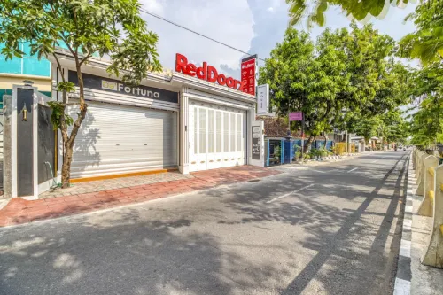 RedDoorz Plus Near Gembira Loka Zoo 2 Dekat Hotel Photos