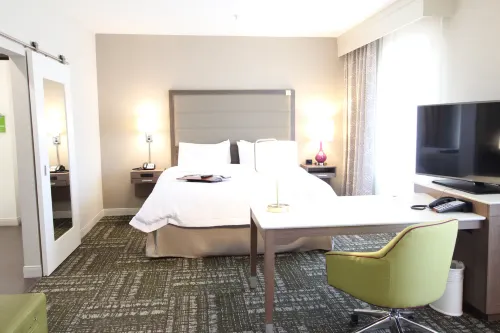 Hampton Inn & Suites Dallas Market Center Chambres Photos