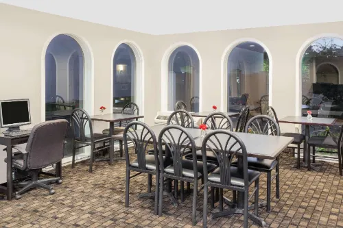 Super 8 by Wyndham Morton Grove/Chicago Dining Photos
