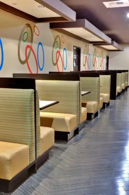 Holiday Inn & Suites Anaheim (1 Blk/Disneyland®) Public Areas Photos