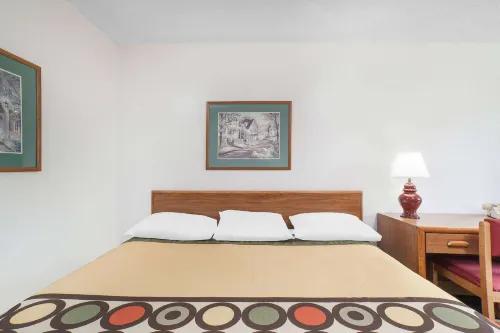 Super 8 by Wyndham Queensbury Glens Falls/Lake George Area Rooms Photos
