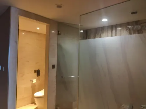 Whiz Luxe Hotel Spazio Surabaya Kamar Photos