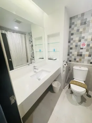 Prom Hotel Kamar Photos
