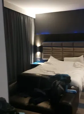 Roomzzz Chester City Camere Photos