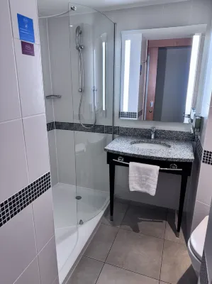 Hampton by Hilton London Gatwick Airport Rooms Photos