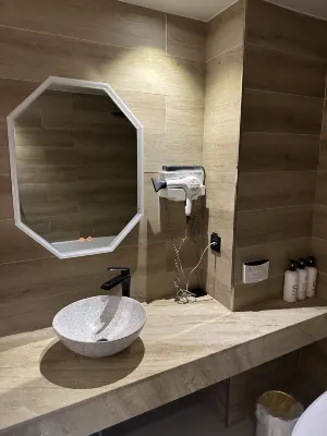 The Post Hotel Kamar Photos