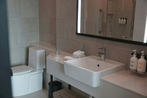 Holiday Inn & Suites Siracha Laemchabang Huoneet Photos