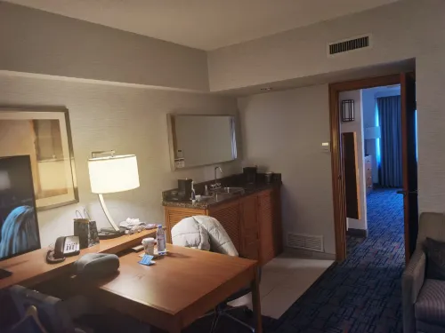 Embassy Suites by Hilton Chicago O'Hare Rosemont Rooms Photos