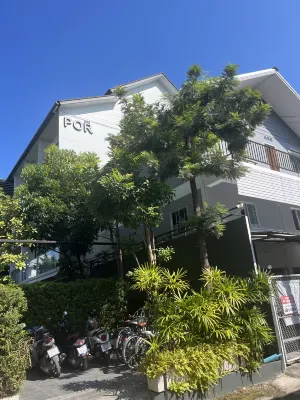 Por Thapae Gate Exterior Photos