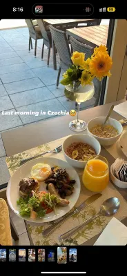 Kosmopolita Rooms Dining Photos