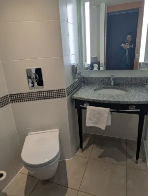 Hampton by Hilton London Gatwick Airport Rooms Photos