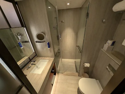 The Emperor Hotel Kamar Photos