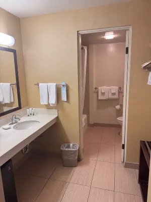 Hilo Hawaiian Hotel, Trademark Collection by Wyndham Huoneet Photos