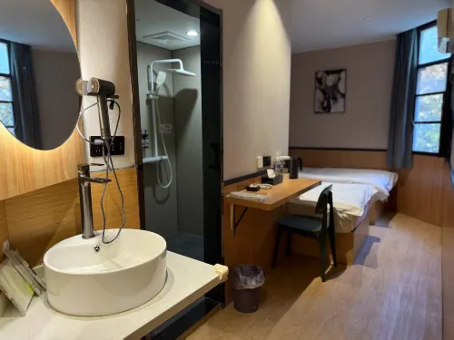Qianji Hotel Rooms Photos
