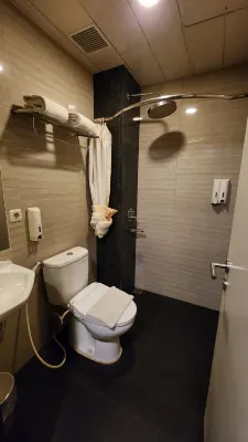 Empress Hotel Makassar City Center by Life Kamar Photos