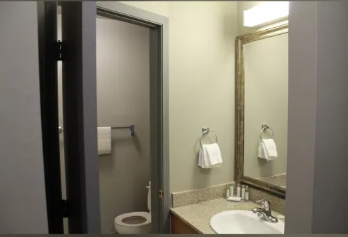 Travelodge by Wyndham Edmonton Airport Rooms Photos