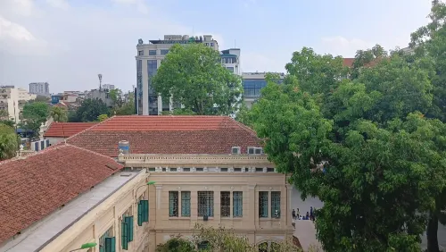 Evelyn Phong cách Đông Dương thanh lịch tại trung tâm Hà Nội Xung quanh Photos