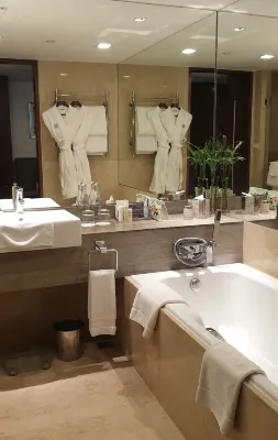 Fairmont Makati Kamar Photos