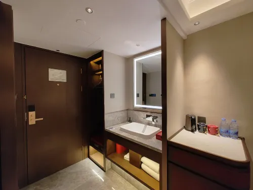 Meiqiu Holiday Hotel (Zhuhai Gongbei Port Branch) Rooms Photos