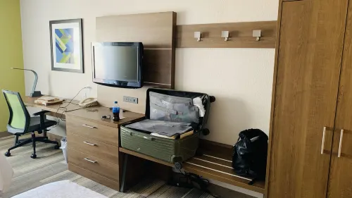 Holiday Inn Express & Suites Detroit - Farmington Hills Chambres Photos