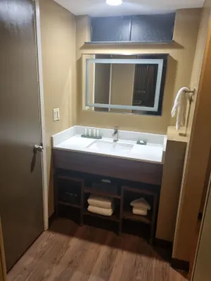 La Quinta Inn & Suites by Wyndham San Francisco Airport West Rooms Photos