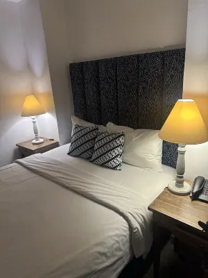 Adhisthana Hotel Kamar Photos