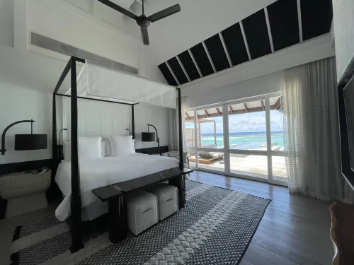 Four Seasons Resort Maldives at Landaa Giraavaru Zimmer Photos